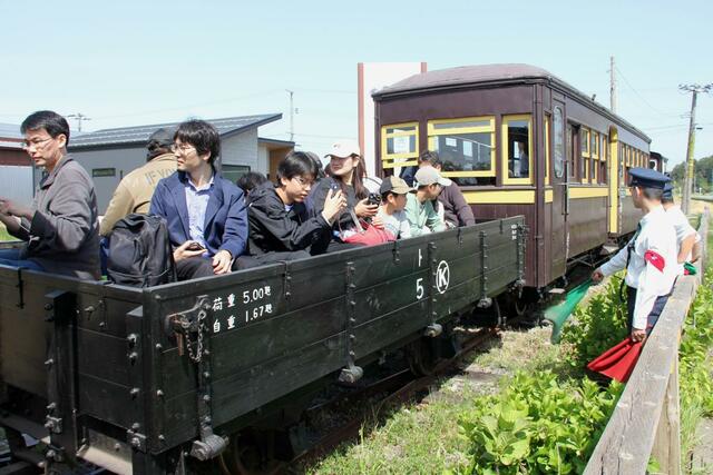 旧頸城鉄道の車両に体験乗車する家族連れら＝５日、上越市頸城区百間町