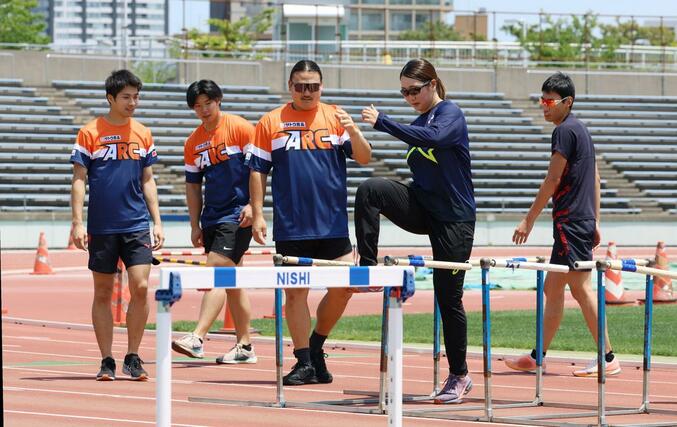 ハードル使ってアップする５選手。左から長谷川直人、北原博企、中川達斗、郡菜々佳、町亮汰＝新潟市陸上競技場