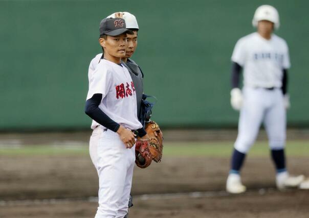 開志学園-六日町 六回、途中で登板した開志学園の3番手山﨑虹輝が捕手の山浦雄駿と言葉を交わす=長岡市悠久山球場