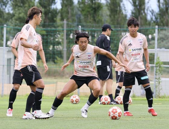 天皇杯３回戦東洋大戦に向けて調整するＦＷ若月大和（右）＝７月１５日午前、聖籠町東港５の新潟聖籠スポーツセンターアルビレッジ