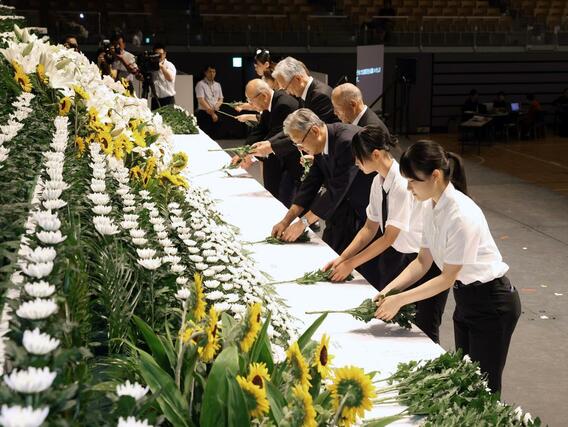 代表者らが祭壇に献花する＝１日、長岡市のアオーレ長岡