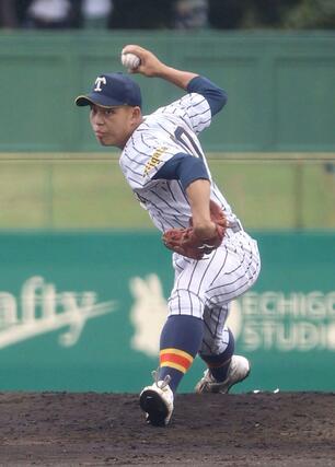 帝京長岡の先発投手の浅香真樹=9月12日、長岡市悠久山