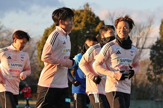 クールダウンするＭＦ落合陸（右端）ら＝宮崎県都城市