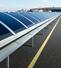 大阪・関西万博会場でバスターミナルの屋根に設置されたペロブスカイト太陽電池(積水ソーラーフィルム提供)