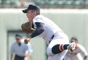 日本文理-高岡第一 継投して3回を1失点に抑えた日本文理の室橋琉翔=高岡西部総合公園野球場
