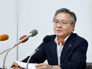 記者会見する鹿児島県十島村の久保源一郎村長=25日午後、鹿児島市
