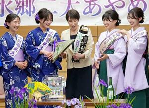茨城県潮来市の「水郷潮来あやめまつり」と、千葉県香取市の「水郷佐原あやめまつり」をPRする観光大使と談笑する高市首相(中央)=25日午後、首相官邸