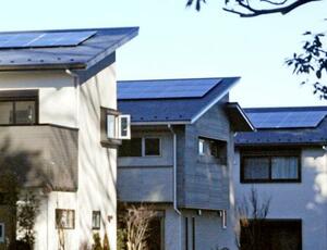 屋根に太陽光パネルを備えた住宅=さいたま市