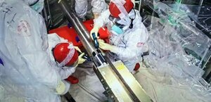 デブリの取り出し装置の準備をする作業員=9月10日(東京電力提供)