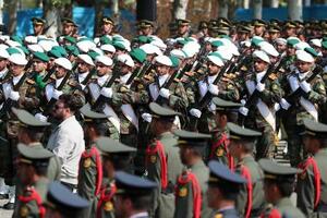 式典で行進するイラン軍の兵士=2024年、テヘラン(ゲッティ=共同)