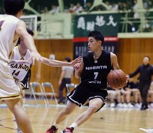 三条東-新潟工 3点シュートを何本も決める活躍で勝利に大きく貢献した新潟工の長谷川源泰=新潟工高