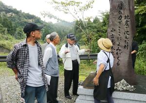 中越地震で住宅が水没した木籠集落で、復興に向けた体験を聞く珠洲市の上黒丸地区の住民=長岡市山古志東竹沢