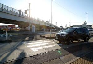 女性が乗用車にはねられた横断歩道。女池インターチェンジ近くで交通量が多い=新潟市中央区