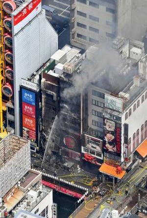 大阪・道頓堀で発生したビル火災=18日午前10時35分(共同通信社ヘリから)