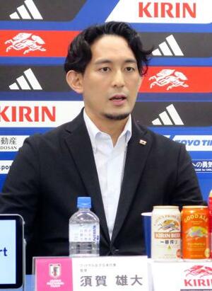 記者会見するフットサル女子日本代表の須賀監督=30日、東京都文京区
