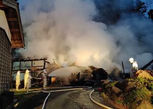 佐渡市で発生した住宅火災の現場＝４月２３日
