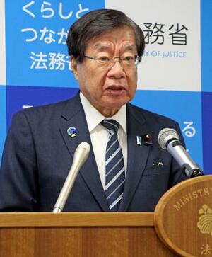 記者会見する平口法相=31日、法務省