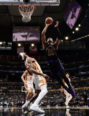 　ホークス戦に途中出場し、シュートするレーカーズの八村塁＝１３日、ロサンゼルス（ＮＢＡＥ・ゲッティ＝共同）