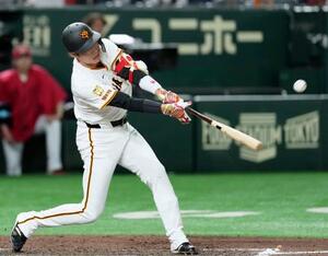 8回巨人1死満塁、代打坂本が勝ち越しの左犠飛を放つ=東京ドーム