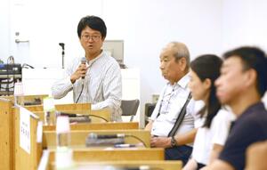 防災の講座で中越地震の復興について語る大阪大の宮本匠准教授=9月、アオーレ長岡