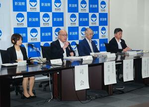5回目となる公聴会であいさつをする県の担当者ら=8月31日、新潟県庁