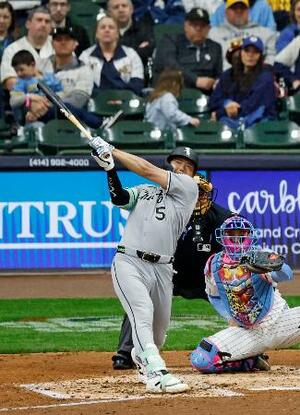 ブルワーズ戦の4回、メジャーデビューから2試合連続本塁打となる2号ソロを放つホワイトソックス・村上=ミルウォーキー(共同)