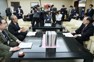 県技術委員会の報告書について説明を受ける花角英世知事(左から2人目)。再稼働議論の材料の一つとしてきた=2月12日、県庁