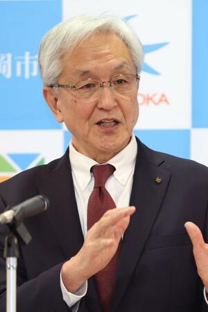 長岡市の2024年度当初予算案を発表する磯田達伸市長=13日、アオーレ長岡