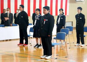 緊張した様子で入学式に臨んだ内海府小中学校の離島留学生の男子=4月8日、佐渡市鷲崎