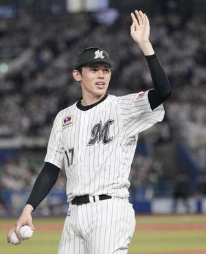 ファンに手をふるロッテの佐々木朗希投手=2024年10月、ZOZOマリンスタジアム