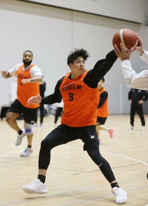 金沢戦に向けて練習するＢ３新潟。対人練習に復帰し、守備を引き締める濵高康明＝長岡市