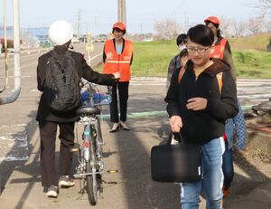 北諏訪小学校周辺での「春のあいさつ運動」=4月11日、上越市上千原