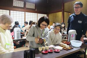 新潟日報みらい大学の関連イベント「親子で“村上茶ムリエ講座”」＝村上市三之町