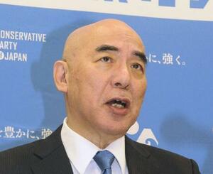 インタビューに答える日本保守党の百田代表