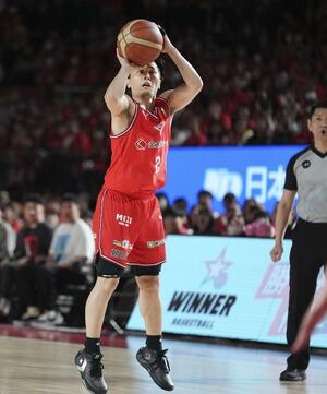 Ａ千葉戦で３点シュートを放つ千葉Ｊ・富樫。Ｂ１史上初となる通算１３００本成功をマークした＝船橋市ららアリーナ東京ベイ