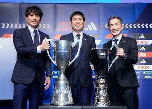 　２０２６年の各日本代表の日程が発表され、写真に納まる（左から）日本サッカー協会の宮本恒靖会長、森保一監督、キリンホールディングスの南方健志社長＝１９日、東京都内