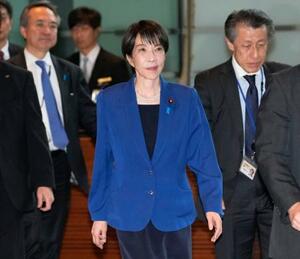 政府与党政策懇談会に向かう高市首相(中央)=25日午後、首相官邸