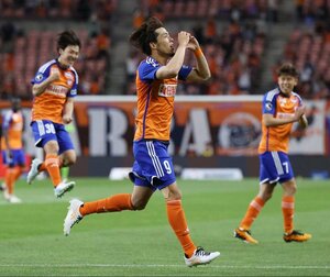 後半6分、新潟の鈴木孝司がシュートを決めて1-1の同点とする=5月15日 デンカビッグスワン