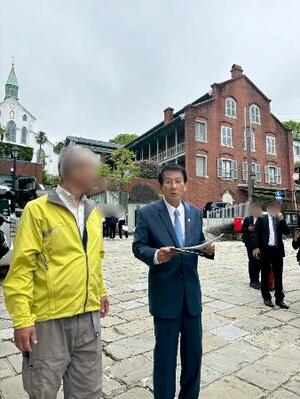 大浦天主堂周辺を訪れ、記憶をたどる杉良太郎さん=4月、長崎市(杉友提供、画像の一部を加工しています)
