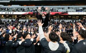 　７大会ぶり１４度目の優勝を果たし、胴上げされる明大・神鳥監督＝ＭＵＦＧ国立