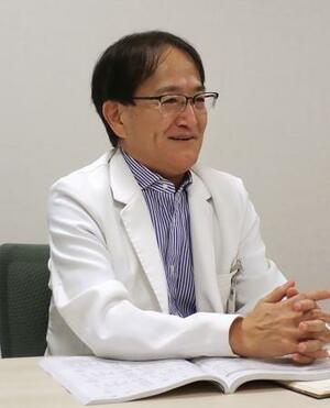 　免疫性血小板減少症の治療の現状を語る大阪大病院の加藤恒部長＝大阪府吹田市