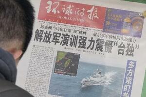 北京市内に張り出された、中国軍が台湾周辺で実施した軍事演習について報じる中国紙=4月2日(共同)