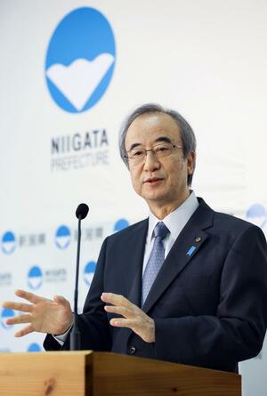 定例記者会見で質問に答える花角英世知事=5月28日、県庁