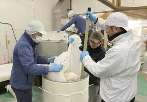 仕込み作業をする手前左から池田剣一郎さん(千代の光酒造)、竹田春毅さん(竹田酒造店)、吉崎司さん(頚城酒造)=妙高市窪松原