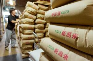 愛知県岡崎市の渡辺米穀店の倉庫に積み上げられた米袋=30日午前