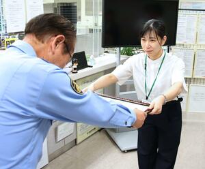 見附署から感謝状を受け取る佐藤祐子さん=見附市