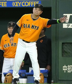 8回、代打を告げる巨人の橋上監督代行=東京ドーム