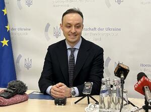 　２８日、ベルリンで記者団と話すウクライナのブラシウク大統領顧問（共同）