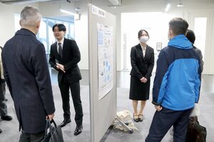 三条市立大学の3年生が産学連携実習で学んだ成果を発表した報告会=三条市上須頃