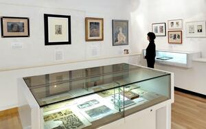 約100点が展示されている記念展=新発田市中央町4